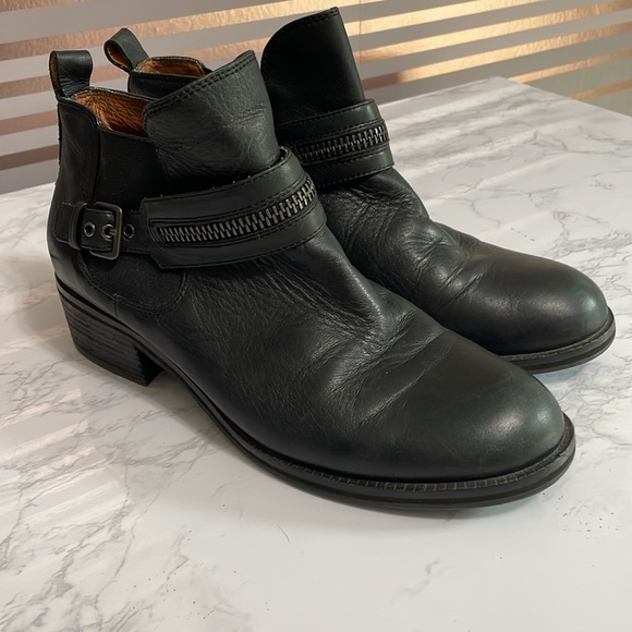 Women’s size 9 Gentle Souls by Kenneth Cole Soft Black Leather boots w zippers - Picture 2 of 10